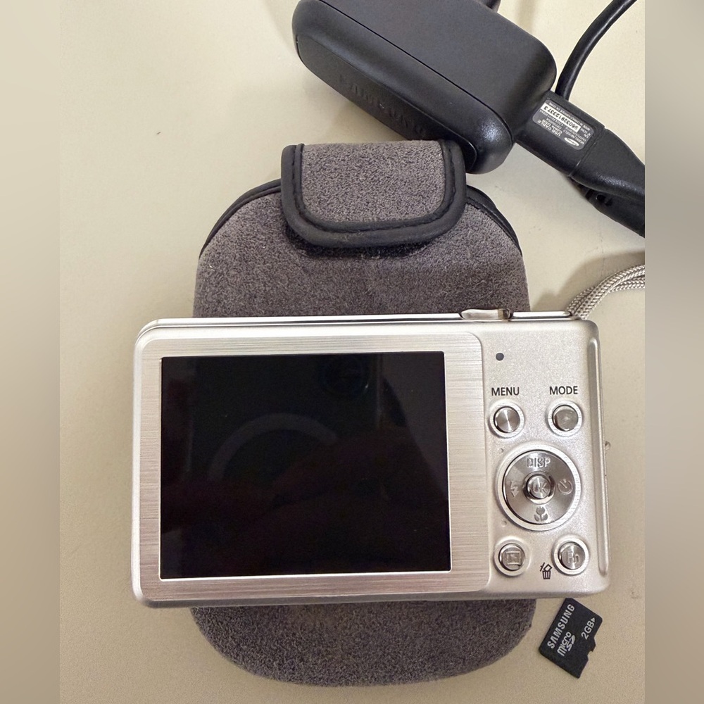 Samsung TL110 ultra-compact camera - Picture 4 of 6